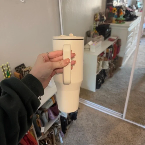 Poshmark Cream HydroJug White Insulated Water Bottle 40oz - Picture 2 of 7